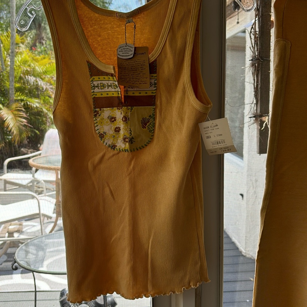 Casual 2 piece knit suit. Contrasting appliqué patches top and drawstring pants.